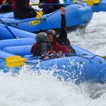 Par som kysser under rafting
